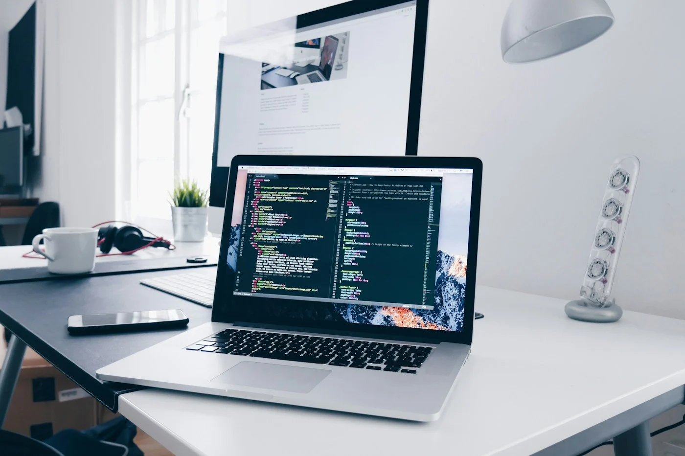 Estación de trabajo de desarrollo de software; fotografía ilustrativa